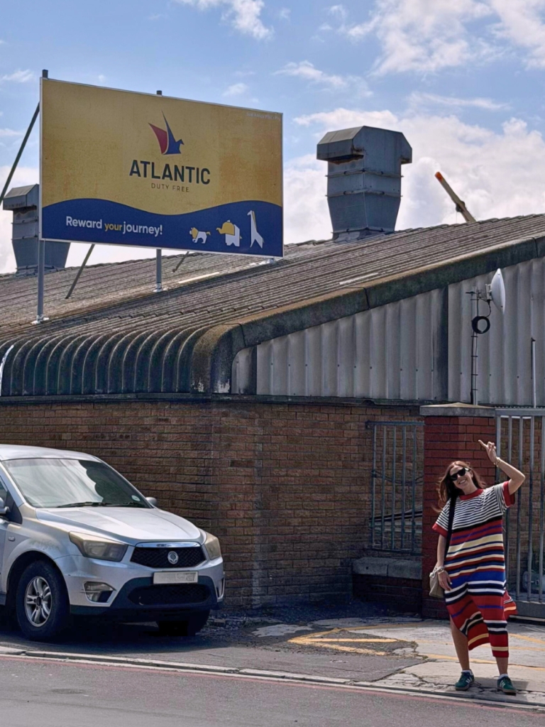 cartel de via publica sobre fachada publicidad de branding - duty free shop