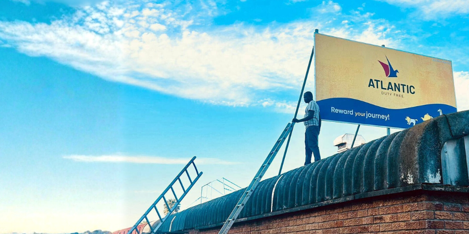 cartel de via publica sobre fachada publicidad de branding - duty free shop